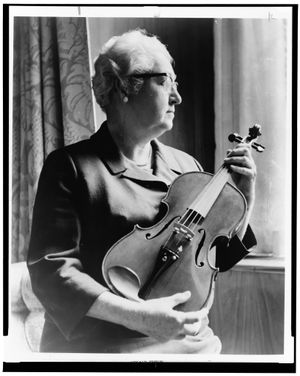  직접 만든 바이올린을 든 버지니아 아프가(1960년대)