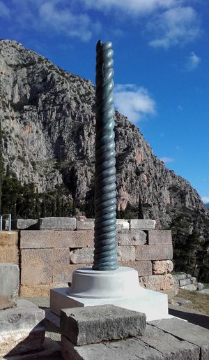 2015년 델포이에 세워진 뱀기둥의 복제품