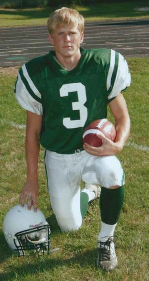 고등학교 미식축구 유니폼을 입은 버트 그린스테드