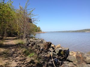 팰리세이즈 인터스테이트 공원(Palisades Interstate Park)]에서 쇼어 트레일(Shore Trail)과 포레스트 뷰 트레일(Forest View Trail) 근처를 따라 북쪽으로 바라본 모습