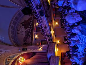 강당 내부, 북쪽 벽을 향해 옆으로 바라본 모습. 좌측에는 박스가, 우측에는 발코니가 있다. 벽화 시퀀스 스페인의 연인의 절반이 발코니 위의 아치 부분에 있다.