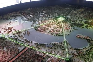 점토 또는 플라스틱으로 만든 작은 모형. 녹색 레이저가 삼각형을 구분하는 데 사용됨.