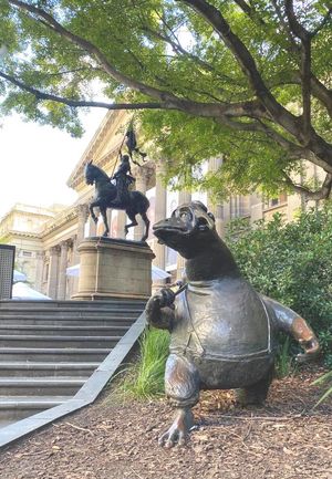 일러스트레이터이자 조각가인 론 브룩스가 제작한 버닙 청동상. 제니 와그너의 『버클리의 크릭의 버닙』에서 영감을 받았다. 빅토리아 주립 도서관 앞마당 소재.