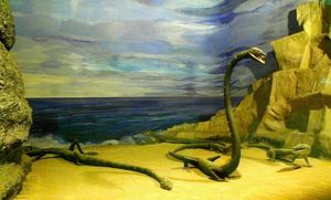 밀라노 자연사 박물관에 전시된 베사노 바다 재현 모형. 타니스트로페우스 2마리와 아스케프토사우루스 몇 마리가 보인다.