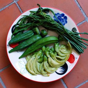 태국 요리에 사용되는 찐 벌새꽃(아래)과 기타 채소
