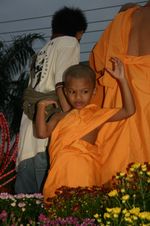 베삭날 행진의 어린 수련승