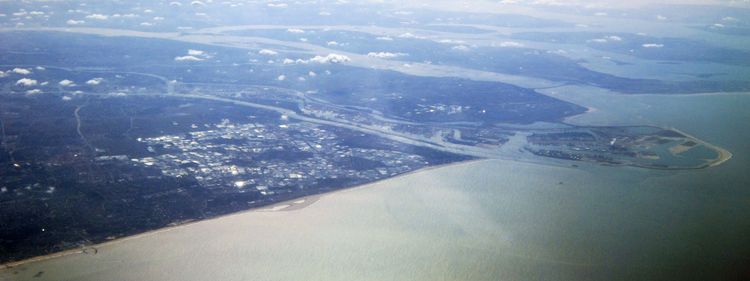 베스트란트의 항공 사진(이미지 중앙); 그 뒤: 후크 판 홀란트 (날카로운 모양의 곶), 유로포르트 (두 강 사이), 마스블락테 (바다로 돌출)