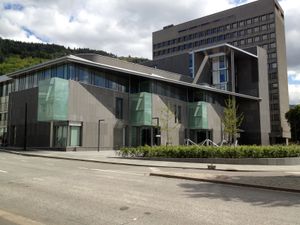 굴라팅 라그만스레트(Gulating lagmannsrett)는 로갈란과 호르달란, 송 오그 피오라네를 관할하지만, 뫼레 오그 롬스달은 관할하지 않는다.