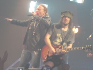 2006년 콘서트 중 범블풋과 건즈 앤 로지스 보컬 액슬 로즈