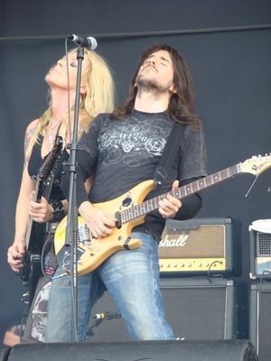 2009년 리타 포드와 함께 연주하는 범블풋