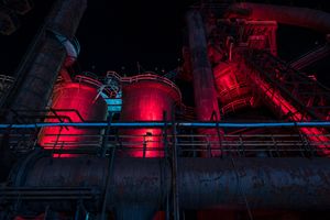 베들레헴 스틸의 과거 본사였던 펜실베이니아주 베들레헴에 위치한, 여전히 보존되어 있지만 현재는 가동이 중단된 철강 굴뚝들. 2007년, 과거 본사의 대부분은 후에 매각되어 Wind Creek Bethlehem으로 이름이 변경된 카지노인 Sands Bethworks에 인수되었다.