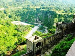 캉그라 요새 꼭대기에서 바라본 바네르 카드