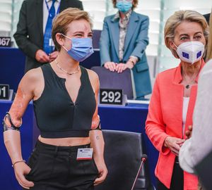  2021년 9월 우르줄라 폰데어라이엔과 함께 유럽 연합 국가 연설에 참석한 비오