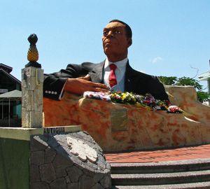 세인트존스의 V. C. 버드 기념비