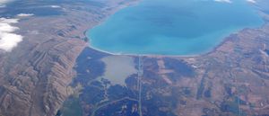 머드 호수와 출구 운하를 포함한 북쪽에서 본 베어호 항공 사진