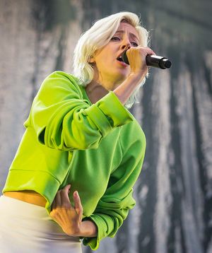 2016년 Stavernfestivalen에서 공연하는 마지오