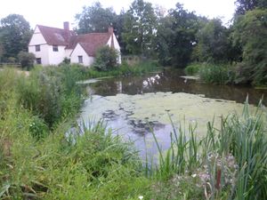 존 컨스터블의 여러 그림, 특히 건초 마차에 묘사된 것으로 유명한 플랫포드의 윌리 로트의 코티지.