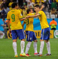 2014년 FIFA 월드컵에서 브라질 대표로 경기하는 베르나르(가운데)