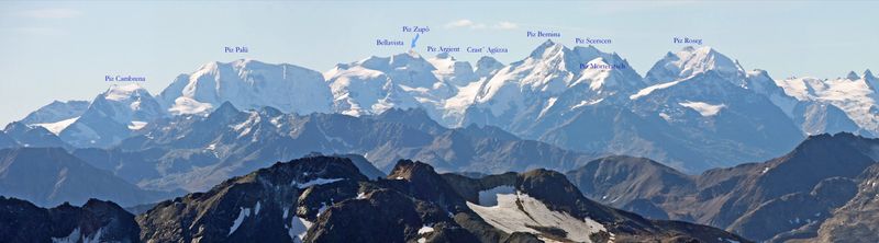 플뤼엘라-슈바르츠호른에서 바라본 베르니나 산맥의 파노라마