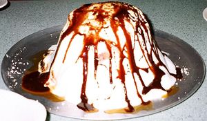 홍콩에서 인기 있는 과자, 빙산대화. 아이스크림, 스펀지 케이크, 크림, 시럽, 위스키를 사용하여 만든다.