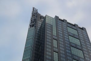 왼쪽에 첨탑, 오른쪽에 유리 파사드가 있는 지상에서 본 1540 브로드웨이 전경