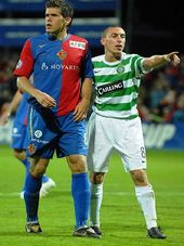 후겔(왼쪽)이 2007년 7월 우렌컵에서 바젤 소속으로 셀틱을 상대로 활약하는 모습.