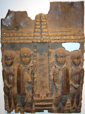 베냉 오바 궁전을 묘사한 베냉 청동상 - 대영 박물관