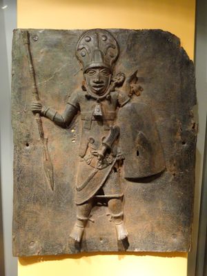 전사 또는 귀족을 묘사한 Staatliches Museum für Völkerkunde München의 베냉 청동상