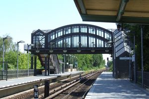 승강장 남쪽의 육교 (주차장 연결)