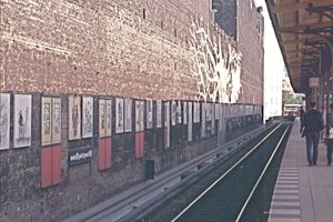 S반 열차의 출입문을 상징하는 Weltbaum&nbsp;II 작품의 일부, 1992년