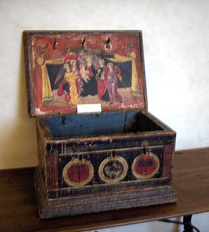 검은 단단한 나무 캐비닛