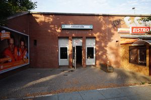 역의 서쪽 입구