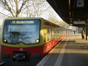 아틸라슈트라세역에서 블랑켄펠데행 S2 노선 열차