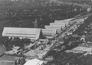 KdF슈타트, 오른쪽 뒤편으로 헤어슈트라세역이 위치해 있다