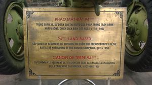 박물관의 게시물은 영어, 프랑스어, 베트남어로 작성되어 있다.