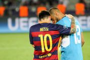 2015 UEFA 슈퍼컵에서 FC 바르셀로나에게 패한 후 리오넬 메시에게 위로받는 베투