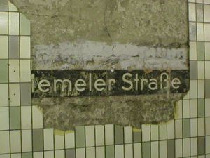 2003년 리모델링 전에 떨어지는 타일이 원래 역 이름을 드러냄