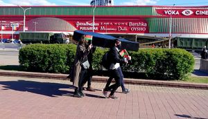 청년 블록 활동가들이 5월 9일 전승 기념일 퍼레이드 리허설 동안 군 열과 함께 관을 들고 행진하고 있다.