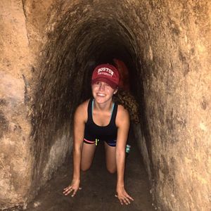 미국인 관광객이 구찌 터널을 통과하는 모습. 베트남 전쟁 당시 베트콩이 건설했으며, 현재 인기 있는 관광 명소이다.