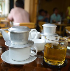 베트남식 커피는 핀(phin)이라고 알려진 금속 필터로 추출된다. 베트남에서는 커피 한 잔과 함께 뜨겁거나 차가운 차 한 잔이 제공되는 경우가 많다.