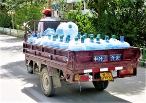 생수 배달, 체르첸, 신장 위구르 자치구, 중국