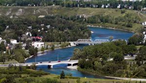 강이 캘거리 보우네스를 흐른다.