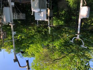 센트럴 파크의 현재 기상 관측소의 나머지 부분은 성 바로 남쪽에 있는 숲 속에 위치해 있으며, 철조망으로 덮인 체인 링크 울타리로 보호되어 있다