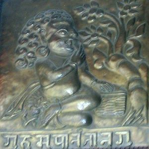 카트만두 이툼 바할에 있는 구루마파가 쌀을 먹는 모습.