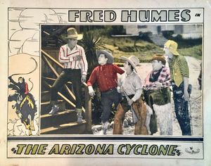 스코티 매트로가 오른쪽에서 두 번째로 출연한 애리조나 사이클론(1928)의 로비 카드