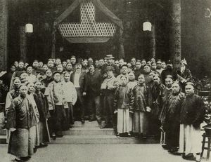 1896년 보량국 개원식에서 가이 호 박사와 식민지 비서 제임스 스튜어트 록하트