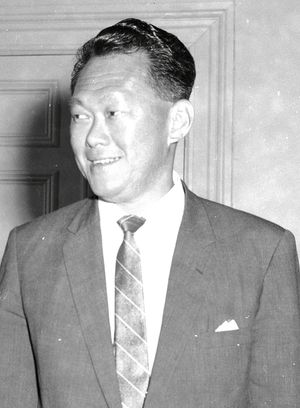 리콴유 총리는 세 번의 대통령 선거에서 시어스의 대통령 선출을 지지했다.