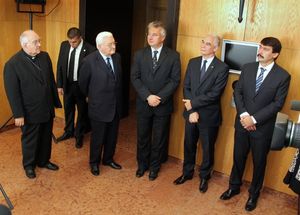 2012년 헝가리 대통령 야노시 아데르와 함께 있는 보로시