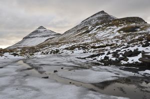 보르도이섬에 있는 하피알산(647m, 왼쪽)과 할가펠리산(503m, 오른쪽).
