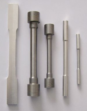 실제 인장 시험편. 가운데 얇은 부분이 늘어남을 측정하는 데 사용된다.